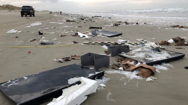 Televisores rotos yacÃ­an en la playa de Terschelling horas despuÃ©s de que los contenedores cayeran al mar.