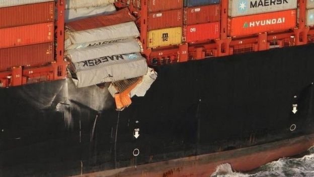 Imagen tomada por un guardacostas holandÃ©s que muestra los contenedores cayendo desde el MSC Zoe al mar