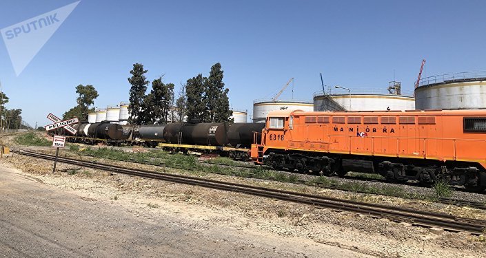Una locomotora junto a instalaciones de procesamiento de soja en una terminal portuaria del Gran Rosario, Argentina